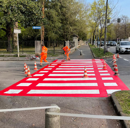 NT Segnaletica, Posa della segnaletica orizzontale con apposite macchine traccialinee, sia per enti pubblici (Comuni e Province), che per privati (ditte, centri commerciali, logistiche). Vernice Bicomponente permanente nei vari colori, I prodotti da noi usati sono vernice spartitraffico nei vari colori, vernici epossidiche, vernici acriliche
Tutti i nostri prodotti rispettano le normative vigenti. posa segnaletica stradale orizzontale a Monza, Milano, Monza Brianza