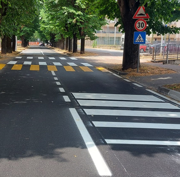 NT Segnaletica srl è specializzata nella realizzazione e posa della segnaletica orizzontale con apposite macchine traccialinee