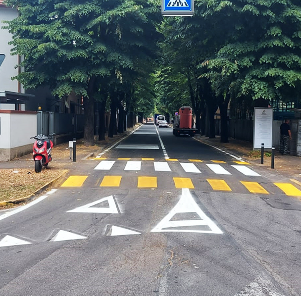 NT Segnaletica srl è specializzata nella realizzazione e posa della segnaletica orizzontale con apposite macchine traccialinee